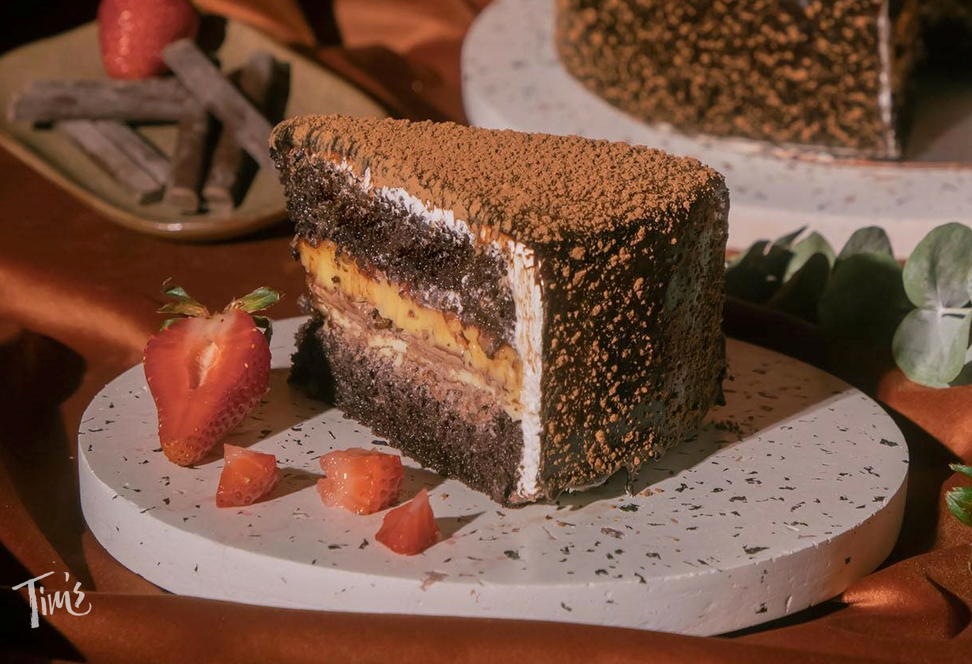 Made with coffee liqueur, filled with Neapolitan flan, chocolate cake, respberry. After that it is covered with chocolate and the final touch is the chocolate sprinkles.