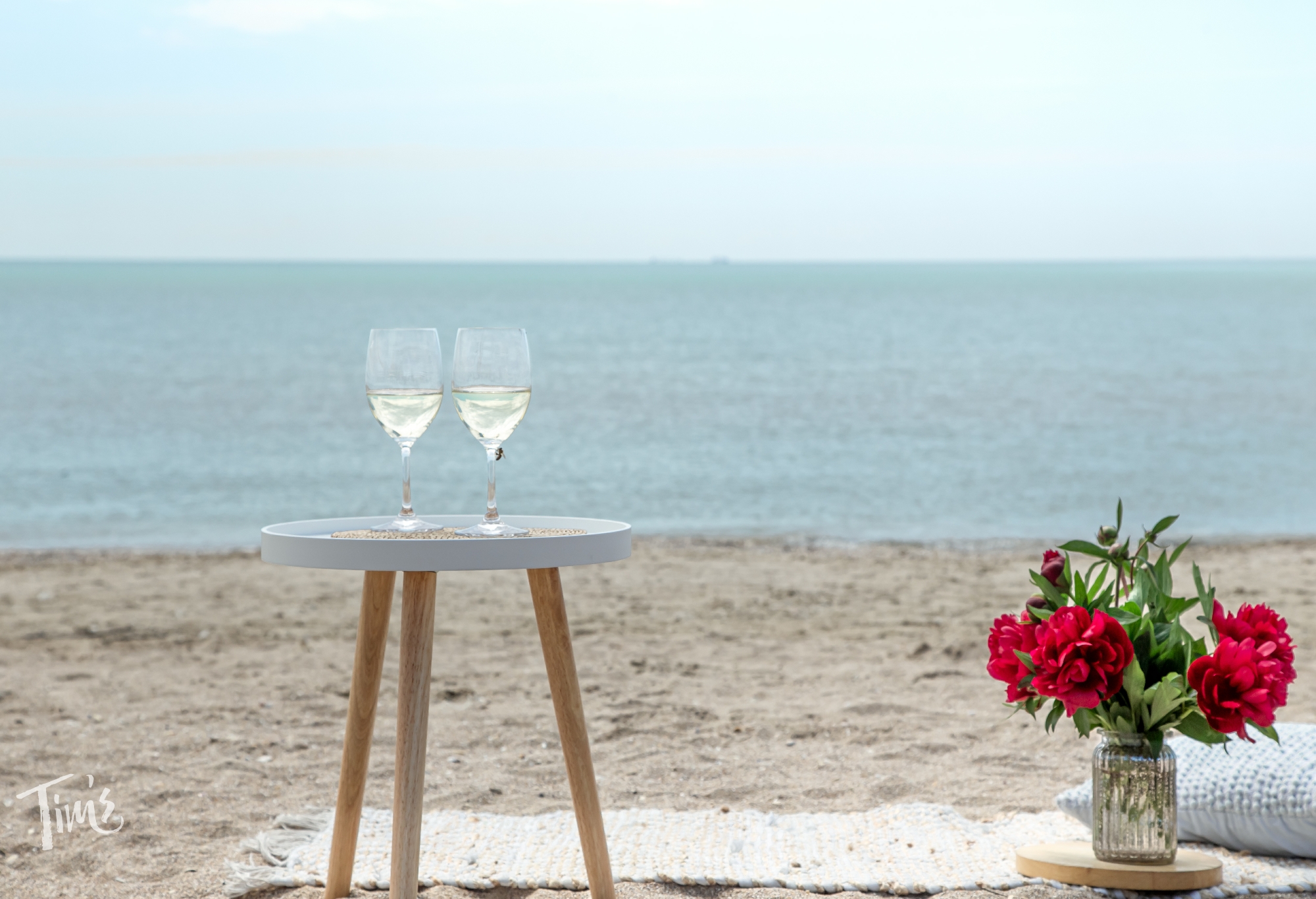 Champagne pic nic on the beach in Cancun to celebrate your anniversary